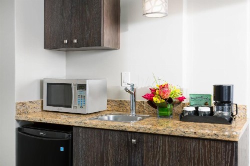 Courtyard by Marriott Waikiki Beach - image 12