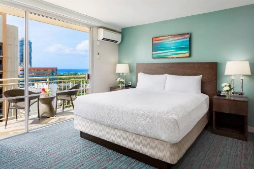 Courtyard by Marriott Waikiki Beach - image 2