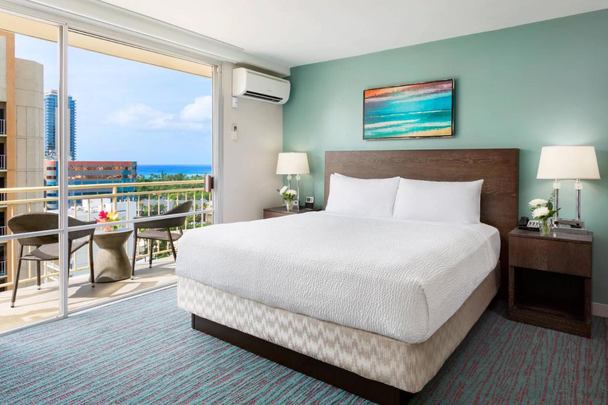 Courtyard by Marriott Waikiki Beach - image 2