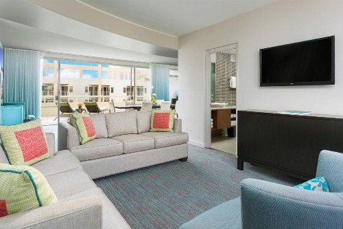 Courtyard by Marriott Waikiki Beach - image 28