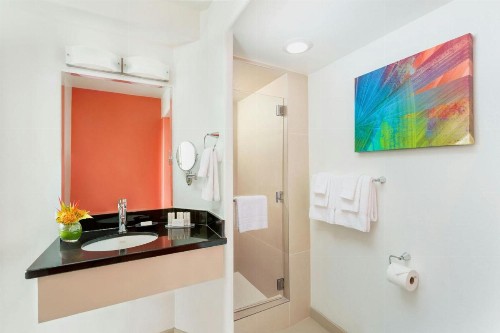 Courtyard by Marriott Waikiki Beach - image 4