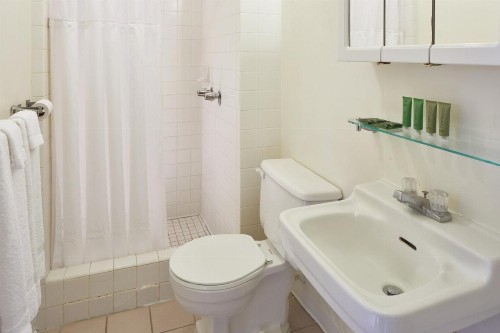 Pacific Marina Inn - image 10
