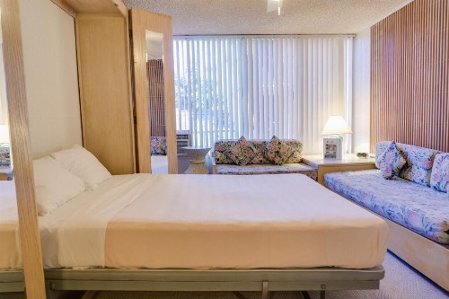Kuhio Banyan Hotel (with Kitchenettes) - image 2