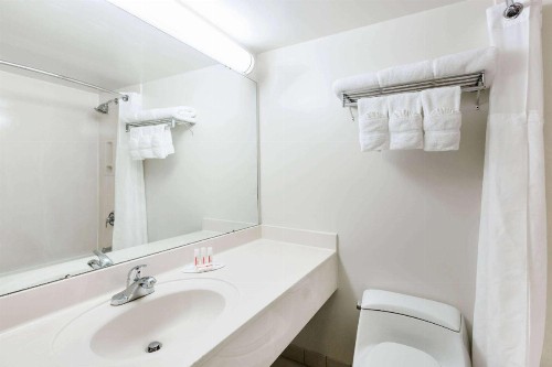 Ramada Plaza by Wyndham Waikiki - image 12