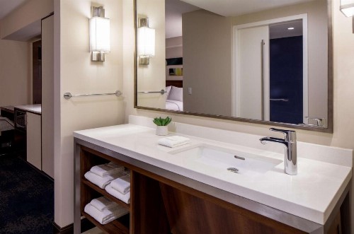 Hilton Garden Inn Waikiki Beach - image 20