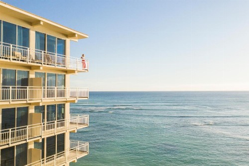 Kaimana Beach Hotel - image 2