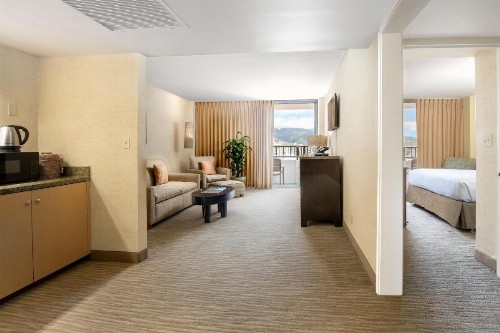 Waikiki Resort Hotel - image 10