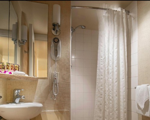Waikiki Resort Hotel - image 12
