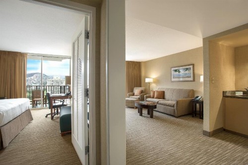 Waikiki Resort Hotel - image 3