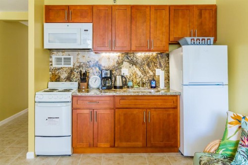 Tropical Studios at Marine Surf Waikiki - FREE PARKING - BEST LOCATION - FULL KITCHEN - SWIMMING POOL - image 15