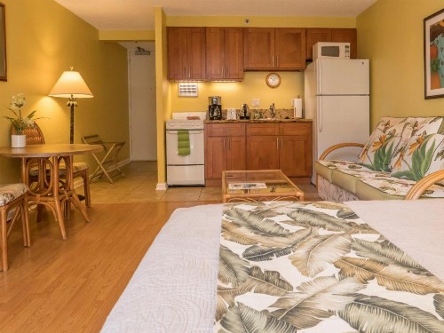 Tropical Studios at Marine Surf Waikiki - FREE PARKING - BEST LOCATION - FULL KITCHEN - SWIMMING POOL - image 24