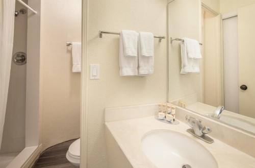 Ohia Waikiki Studio Suites - image 33