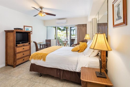 Waikiki Shore Beachfront - image 10