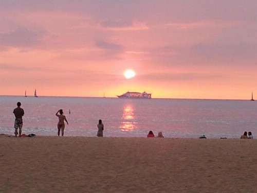 Waikiki Shore Beachfront - image 12