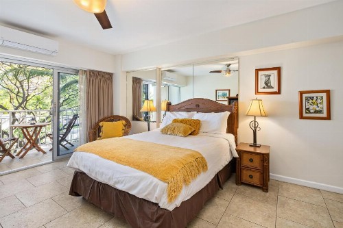 Waikiki Shore Beachfront - image 17