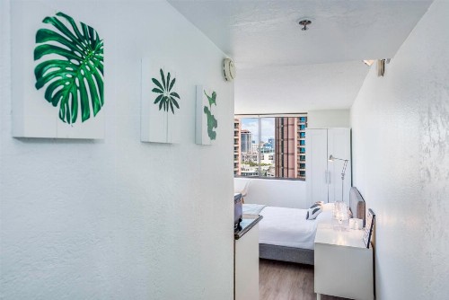 Hawaiian Monarch modern Studio - image 8