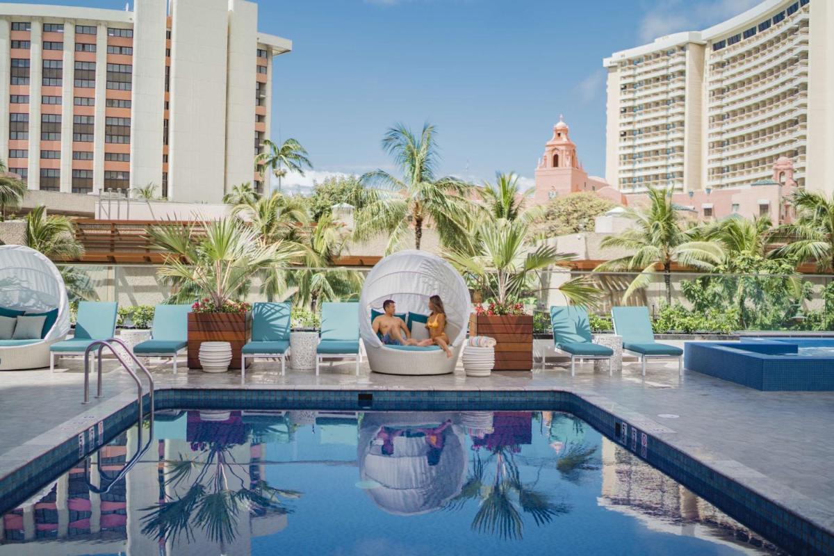 Waikiki Beachcomber by Outrigger - main image