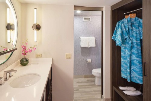 Waikiki Beachcomber by Outrigger - image 5