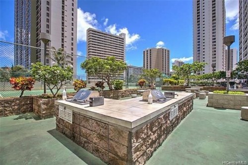 Waikiki Banyan - image 3