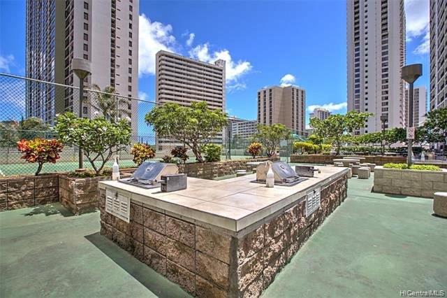 Waikiki Banyan - image 3