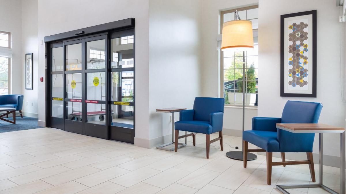 Holiday Inn Express & Suites Hood River an IHG Hotel - image 2