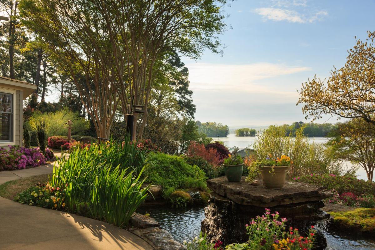 Lookout Point Lakeside Inn - image 4