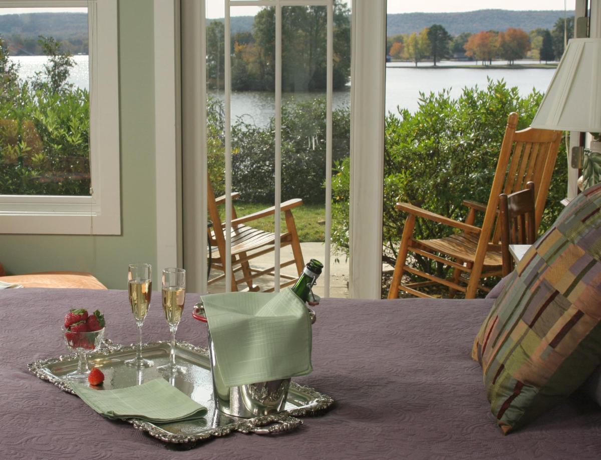 Lookout Point Lakeside Inn - image 5