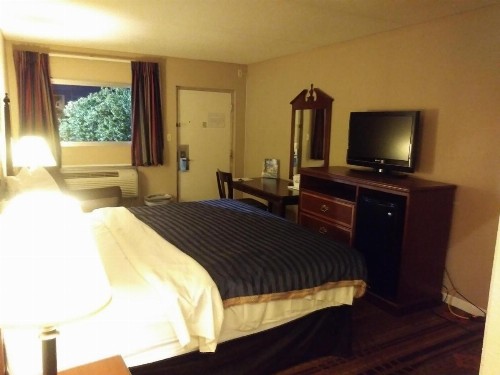 Days Inn by Wyndham Hot Springs - image 12