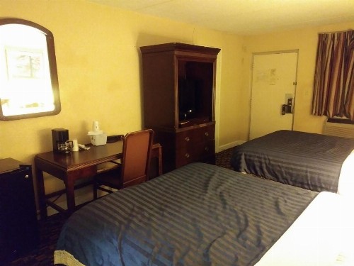 Days Inn by Wyndham Hot Springs - image 5