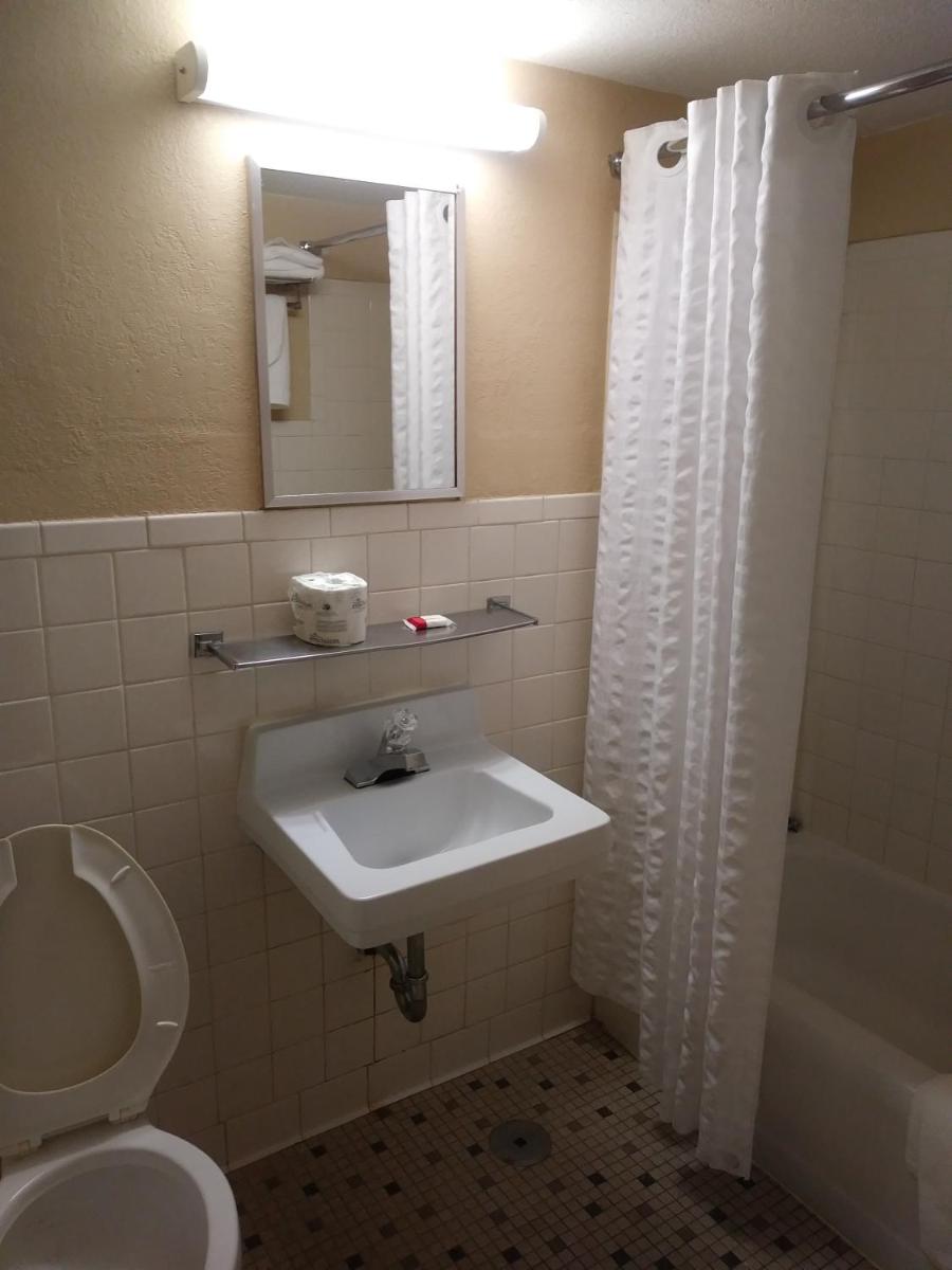 Days Inn by Wyndham Hot Springs - image 6