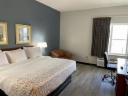 Baymont by Wyndham Hot Springs - image 4
