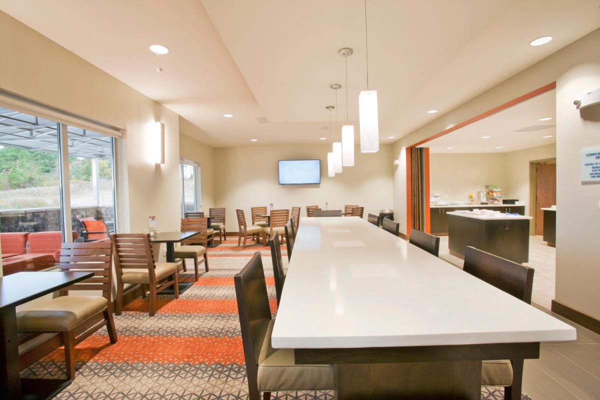 Holiday Inn Express Hotel & Suites Hot Springs an IHG Hotel - image 4