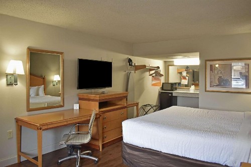 Rodeway Inn Hot Springs - image 19