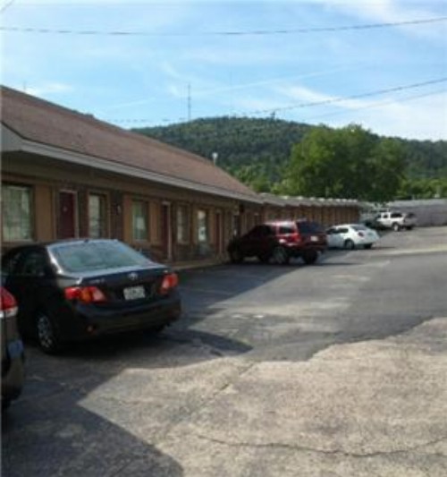 Shamrock Motel Hot Springs - image 6