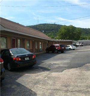 Shamrock Motel Hot Springs - image 6