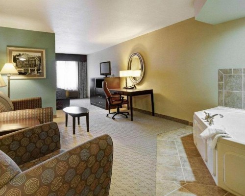 Comfort Suites near Hot Springs Park - image 40