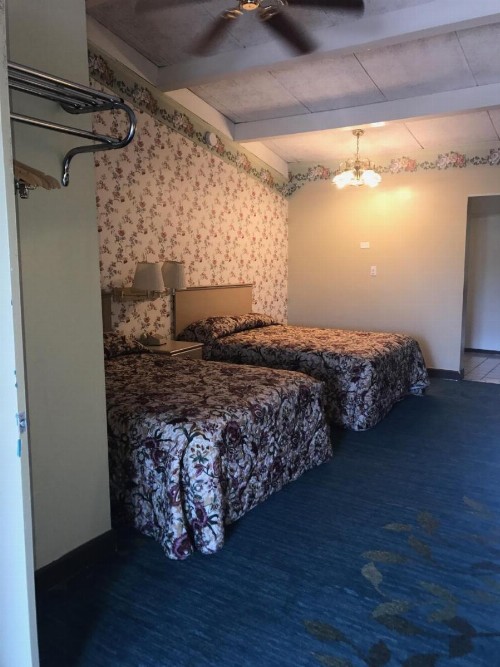 Red Carpet Inn - image 37