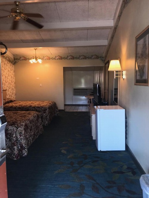 Red Carpet Inn - image 38