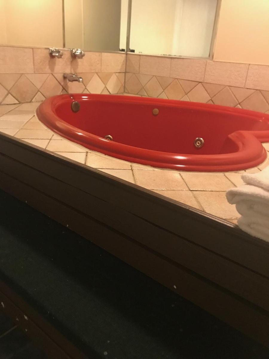Red Carpet Inn - image 4