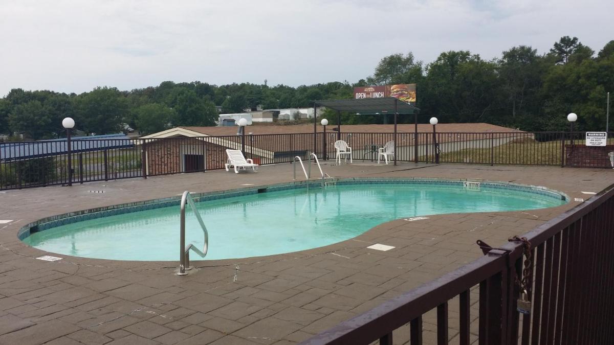 Red Carpet Inn - image 6