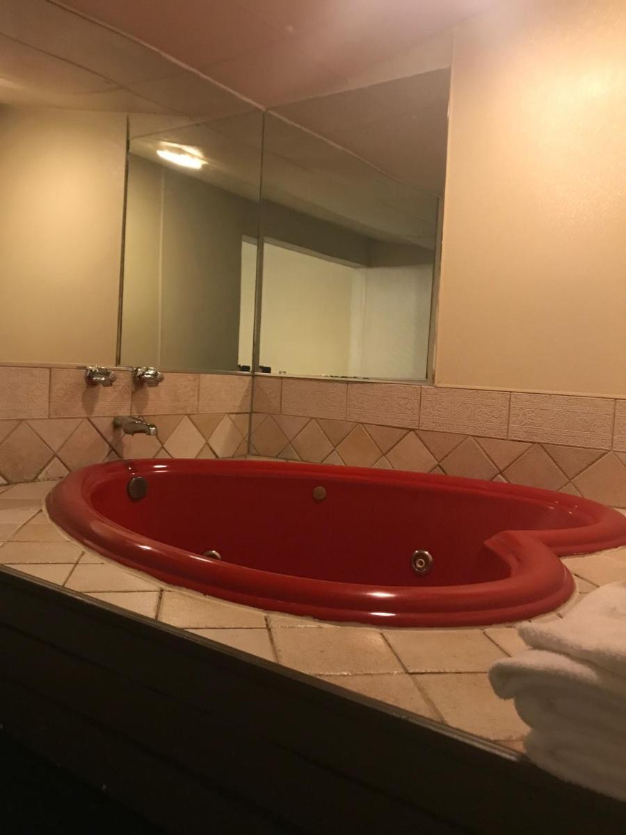Red Carpet Inn - image 7