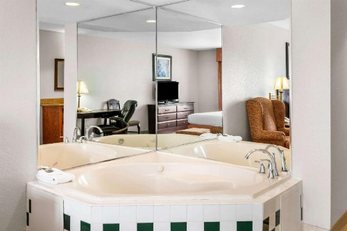 Country Inn & Suites by Radisson Hot Springs AR - image 28