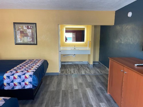Economy Inn Hot Springs - image 6