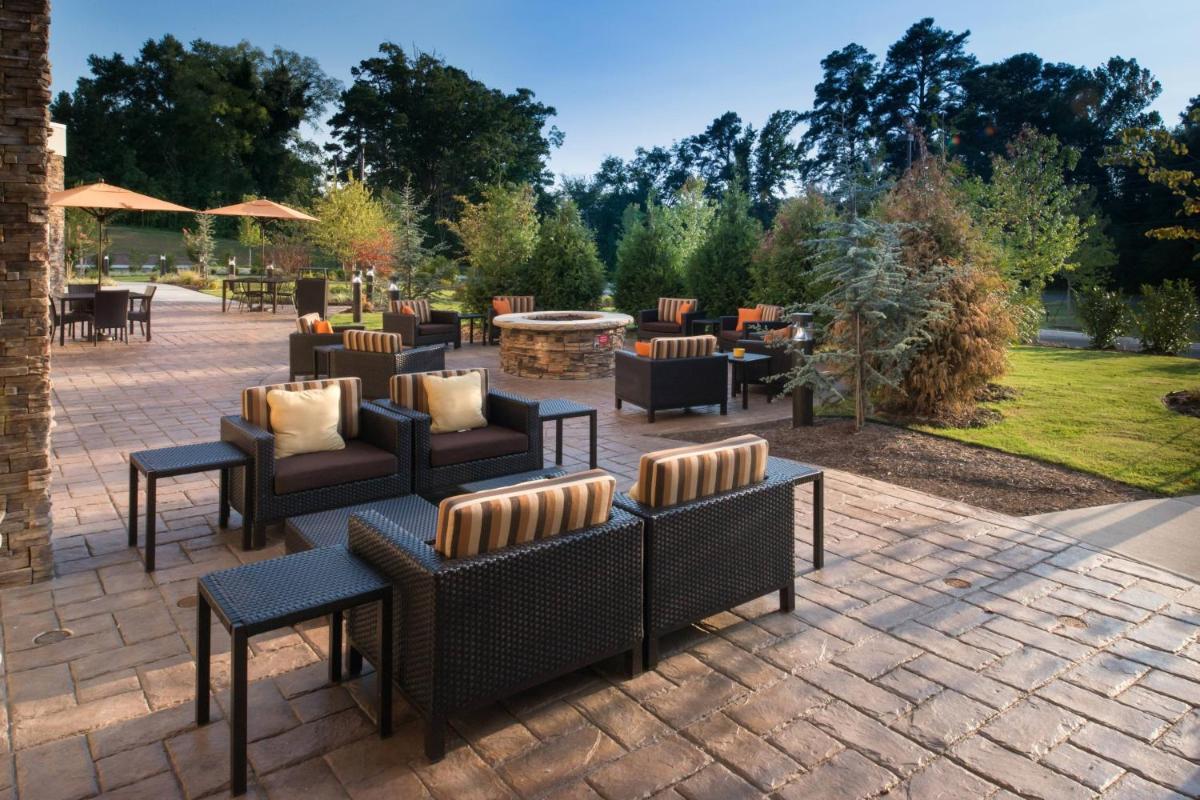 Courtyard by Marriott Hot Springs - image 2
