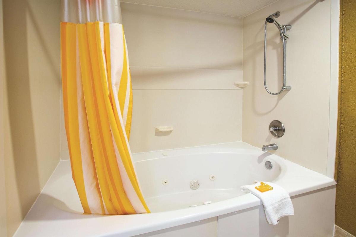 La Quinta by Wyndham Hot Springs - image 6