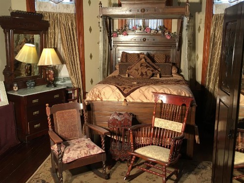 1884 Wildwood Bed and Breakfast Inn - image 3
