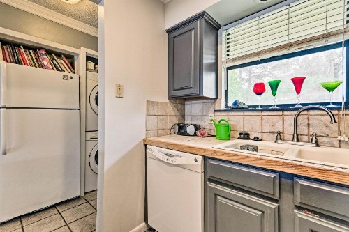 Lakefront Hot Springs Condo with Dock and Balcony - image 12