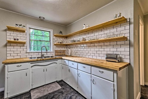 Centrally Located Hot Springs Home with Deck!