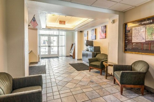 Econo Lodge Hot Springs - image 2