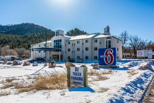 Econo Lodge Hot Springs - image 4